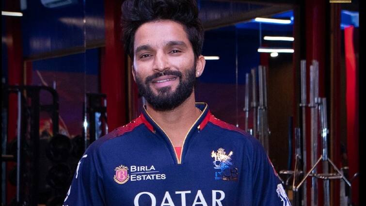 RCB ने IPL 2025 के लिए अपनी नई जर्सी लॉन्च की, पता है कि प्रशंसकों को कहां से खरीदना है
