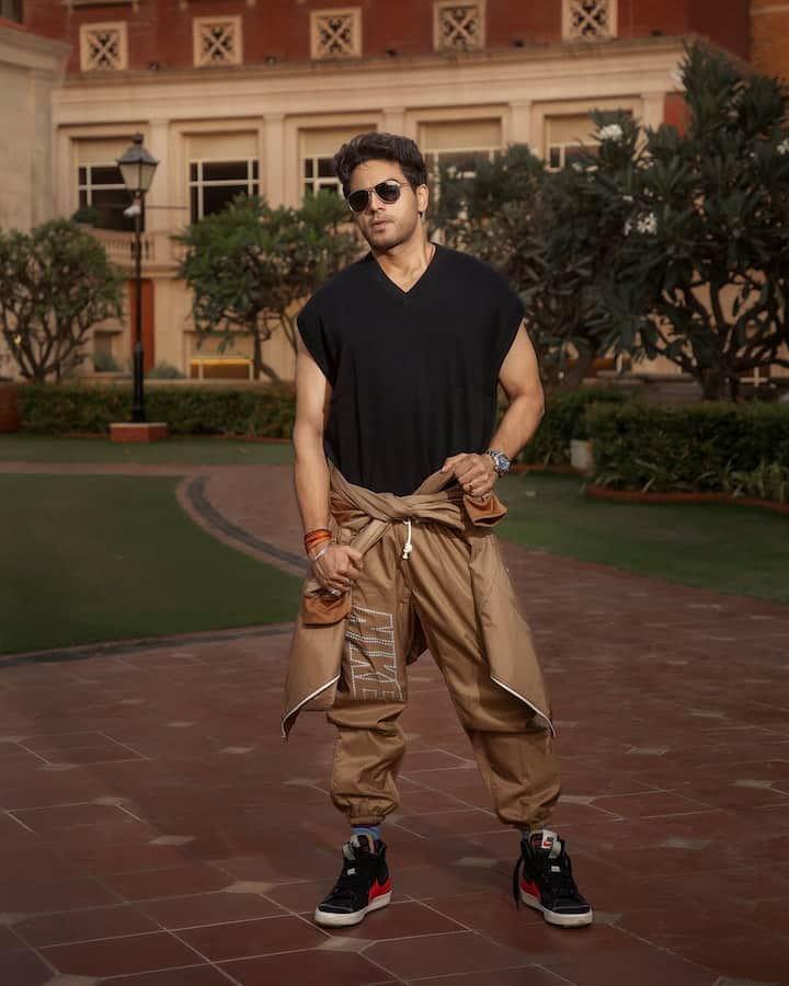 इस खबर के सामने आने के बाद एक्टर सोशल मीडिया पर खूब सुर्खियां बटोर रहे हैं. हालांकि अभी तक इसका ऑफिशियली कन्फर्मेशन सामने नहीं आया है.