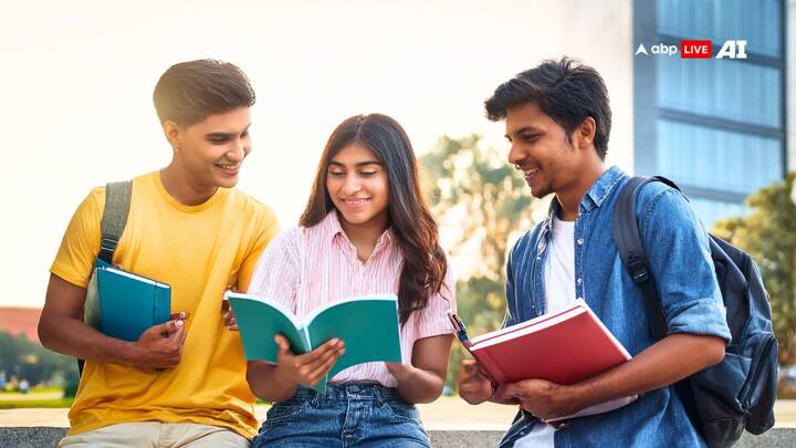 JEE Main परीक्षा में तीन विषय शामिल होंगे – भौतिकी, रसायन विज्ञान और गणित. पेपर 1 (बीई/बीटेक) में 75 बहुविकल्पीय प्रश्न होंगे.