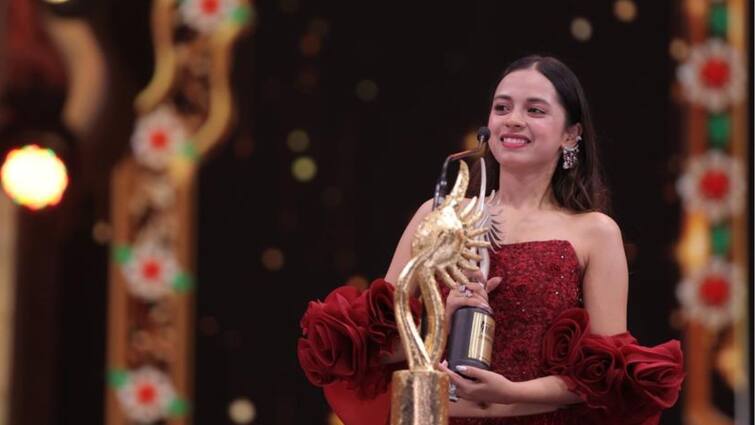 Nitanshi Goel Wins best actress IIFA awards amid Katrina and alia Bhatt Nitanshi Goel : டாப் பாலிவுட் நடிகைகளை ஓரம்கட்டி விருதை தட்டிச்சென்ற 17 வயது நடிகை...