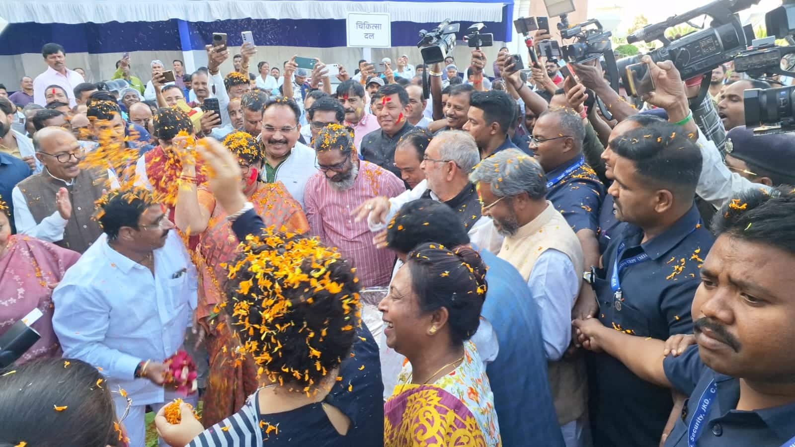 होली के रंग के आगे सियासी विरोध फीका, यूं मिले CM हेमंत सोरेन और बाबूलाल मरांडी