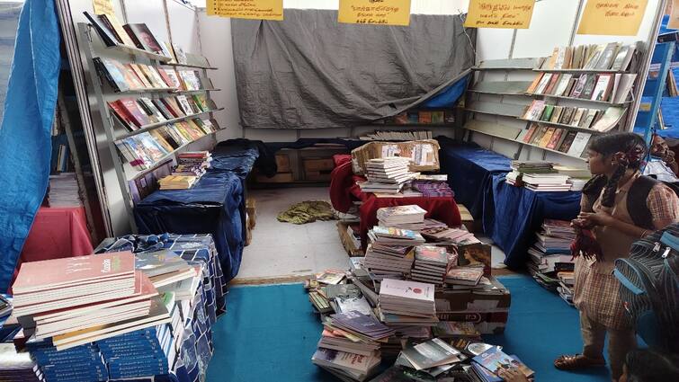 Villupuram Book Festival affected rains books wet salesman worried sales tnn TN RAIN: புத்தக திருவிழாவில் இப்படியா நடக்கனும்! சோகத்தில் மூழ்கிய விற்பனையாளர்கள் !