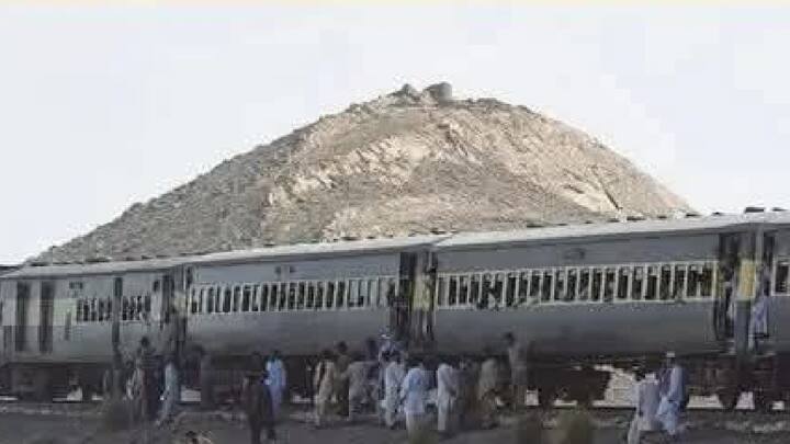 पाकिस्तानमधील बलूच आर्मीकडून पाकिस्तानच्या जफार एक्सप्रेसचं अपहरण करण्यात आल्याने जगभरात खळबळ उडाली आहे. या अपहरण प्रकरणात आत्तापर्यंत 20 पाकिस्तानी जवानांना ठार करण्यात आल्याची माहिती आहे.