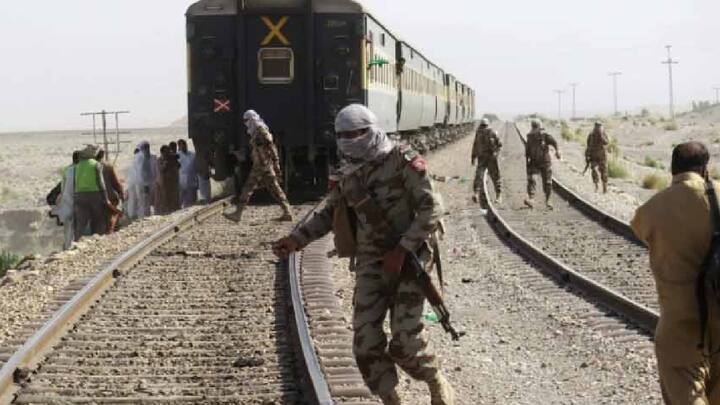 क्वेटा सैन्य एअरपोर्ट आणि स्थानिक रुग्णालयातून 40 रुग्णवाहिका आणि 12 पेक्षा जास्त हेलिकॉप्टर ट्रेनच्या लोकेशनजवळ पोहोचविण्यात आल्याची माहिती आहे.