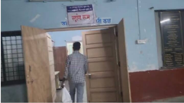 दुपारी एक वाजता पेपर संपल्यानंतर रात्री पावणे नऊ वाजता उत्तर पत्रिका स्ट्रॉंगरूममध्ये  जमा होतातच कशा? असा सवाल आरपीआय पक्षाच्या पदाधिकाऱ्यांनी केलाय.