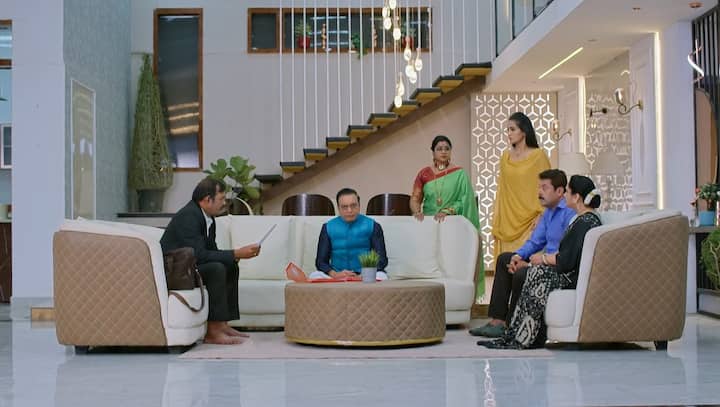 శివన్నారాయణ తన ఆస్తిని వీలునామాగా రాయిస్తాడు. ఆస్తి అంతా వారసురాలికే ఇస్తాడు. రెస్టారెంట్ కూడా వారసురాలి పేరిటే రాస్తాడు. (Image Credit: jio+ Hotstar)