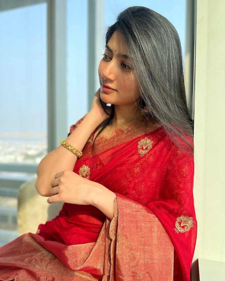The actress embodied classic glamour in a red Kanchipuram saree. Its rich fabric and minimal detailing made her look breathtakingly beautiful.