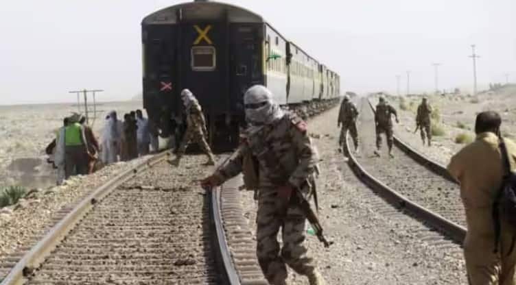 jaffar express train hijack pakistani army lie on balochistan libration army Jaffar Express Train Hijack: 'पहाड़ियों पर 100 से ज्यादा शव, 150 अभी भी बंधक...', पंजाबी सैनिक ने खोल दी पाकिस्तान के झूठ की पोल