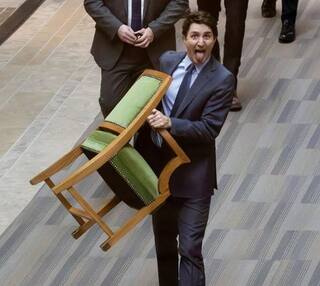 Trudeau Viral Photo: 'ਚੰਗਾ ਫਿਰ ਮੈਂ ਚਲਦਾਂ....',  ਵਿਦਾਇਗੀ ਭਾਸ਼ਣ ਤੋਂ ਬਾਅਦ ਹੱਥਾਂ 'ਚ ਆਪਣੀ ਕੁਰਸੀ ਲੈ ਕੇ ਚਲਦੇ ਬਣੇ ਟਰੂਡੋ, ਵਾਇਰਲ ਹੋ ਰਹੀ ਫੋਟੋ