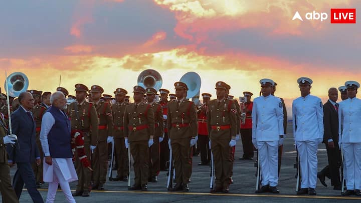 पीएम मोदी मॉरीशस के राष्ट्रीय दिवस समारोह में मुख्य अतिथि के रूप में शामिल होंगे. ये राष्ट्रीय दिवस 12 मार्च को मनाया जाता है. भारतीय सशस्त्र बलों की एक टुकड़ी, भारतीय नौसेना का एक युद्धपोत और इंडियन एयर फोर्स की आकाश गंगा ‘स्काईडाइविंग टीम’ इस समारोह में भाग लेगी.