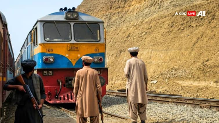 Baloch Militants Hijack Train In Pakistan Soldiers Killed 100 Hostages Pakistan Train Hijack: 'सबको उड़ा देंगे', पाकिस्तान में बलोच आर्मी ने ट्रेन की हाईजैक, सैकड़ों यात्रियों को बनाया बंधक
