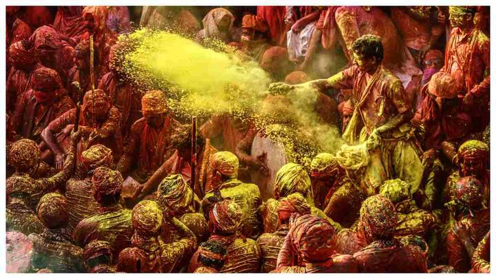 भारत में होली का त्योहार बहुत धूम धाम से मनाया जाता है. इस दिन लोग एक दूसरे को रंग लगाते हैं. लेकिन होली के रंग छुटाना बहुत मुश्किल होता है . चलिए जानते हैं कि किस तरह से आसानी से होली के रंग छूटा सकते हैं .