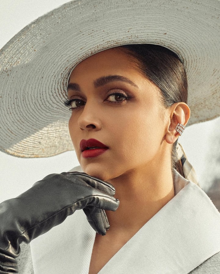 अपने लुक को दीपिका ने मिनिमल मेकअप और डार्क रेड लिप्स्टिक के साथ कंप्लीट किया और साथ ही कानों में स्टड्स पहने भी नजर आईं.