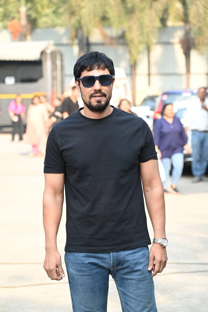 एक्टर रणदीप हुड्डा को भी आज पैपराजी ने एक शूटिंग लोकेशन पर स्पॉट किया. जहां वो ब्लैक टीशर्ट में डैशिंग लग रहे थे.