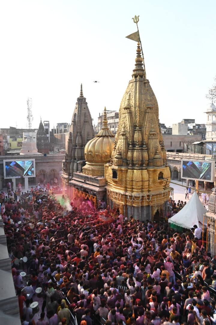 इस साल 14 मार्च को देशभर में रंगों का त्योहार होली धूमधाम से मनाया जाएगा. बाजारों में रौनक बढ़ गई है, गुलाल, रंग, पिचकारी और मिठाइयों की खरीदारी जोरों पर है. वाराणसी में भी होली को लेकर हर्षोल्लास है.