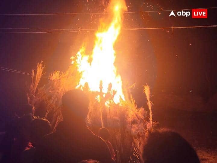 Holika Dahan 2025: હોલિકા દહન ૧૩ માર્ચ ૨૦૨૫ ના રોજ કરવામાં આવશે. જો આ રાત્રે નિયમો અનુસાર ચોક્કસ ખાસ મંત્રોનો જાપ કરવામાં આવે તો કાર્ય સિદ્ધ થાય છે. નોકરી, પૈસા અને વ્યવસાયના વિકાસમાં આવતા અવરોધો દૂર થાય છે.