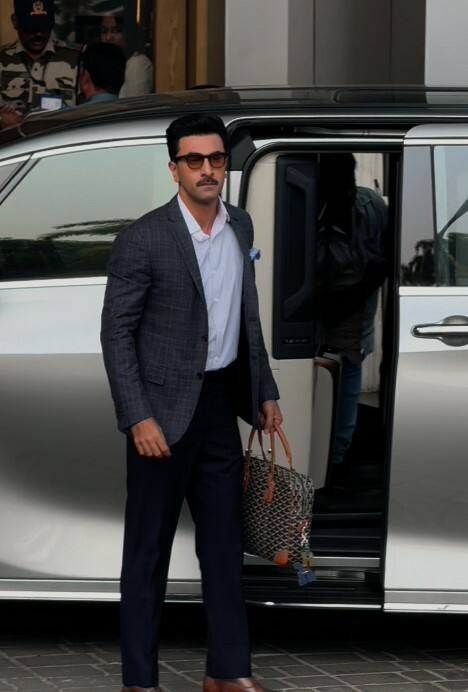 वहीं बॉलीवुड के हैंडसम हंक एक्टर रणबीर कपूर को सूट-बूट में मुंबई के प्राइवेट एयरपोर्ट पर स्पॉट किया गया. जहां उन्होंने पैप्स को पोज भी दिए.