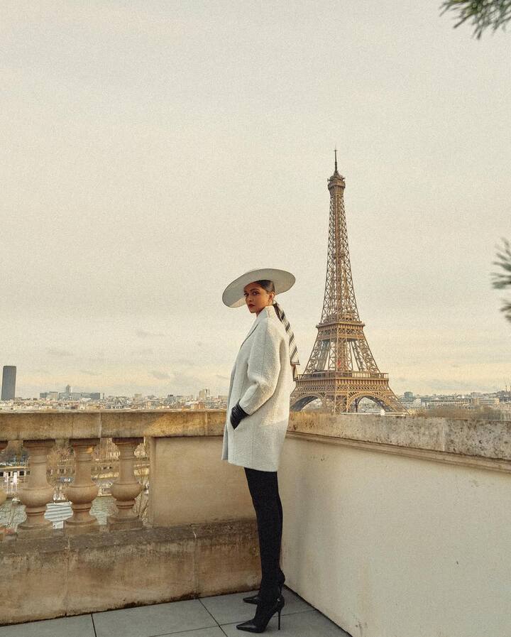 ब्लैक बॉटम, मैचिंग हील्स और हाथों में दस्ताने पहने एक्ट्रेस ब्रिटिश लुक फ्लॉन्ट करती नजर आ रही हैं.