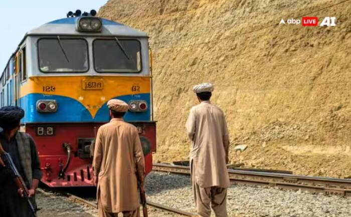 ਬਲੋਚ ਲਿਬਰੇਸ਼ਨ ਆਰਮੀ ਨੇ ਕਿਹਾ ਕਿ ਹੁਣ ਤੱਕ ਛੇ ਸੈਨਿਕ ਮਾਰੇ ਗਏ ਹਨ। ਬੀਐਲਏ ਦੇ ਅਨੁਸਾਰ, ਮਜੀਦ ਬ੍ਰਿਗੇਡ, ਐਸਟੀਓਐਸ ਅਤੇ ਫਤਿਹ ਸਕੁਐਡ ਨੇ ਸਾਂਝੇ ਤੌਰ 'ਤੇ ਇਹ ਕਾਰਵਾਈ ਕੀਤੀ। ਪਾਕਿਸਤਾਨੀ ਚੈਨਲ ਸਮਾ ਟੀਵੀ ਦੇ ਅਨੁਸਾਰ, ਜਾਫਰ ਐਕਸਪ੍ਰੈਸ 'ਤੇ ਭਾਰੀ ਗੋਲੀਬਾਰੀ ਹੋਈ, ਜਿਸ ਕਾਰਨ ਟ੍ਰੇਨ ਡਰਾਈਵਰ ਜ਼ਖਮੀ ਹੋ ਗਿਆ।