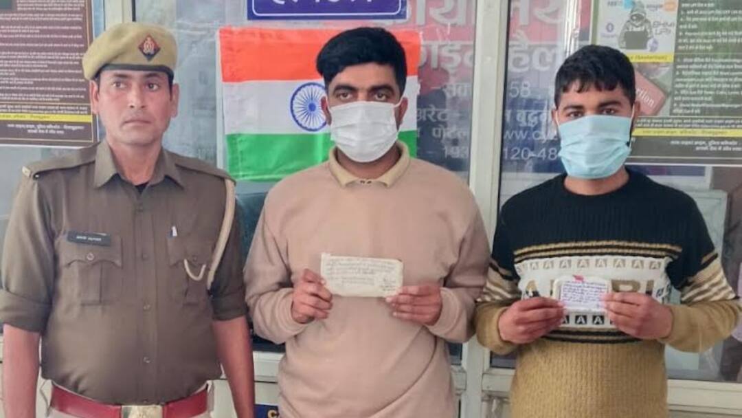 नोएडा: ब्लूटूथ के जरिए नकल करते दो गिरफ्तार, 4 लाख में ऐसे तय हुआ था सौदा, खुला राज Noida 2 arrested for cheating using Bluetooth and deal was fixed for Rs 4 lakh ann नोएडा: ब्लूटूथ के जरिए नकल करते दो गिरफ्तार, 4 लाख में ऐसे तय हुआ था सौदा, खुला राज