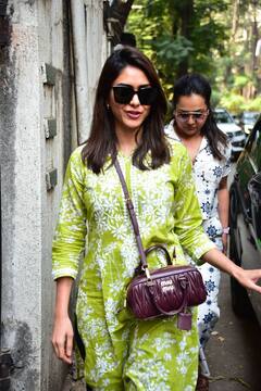 Celebs Spotted: सूट-बूट में एयरपोर्ट पहुंचे रणबीर, फ्लोरल साड़ी में नोरा फतेही ने ढाया कहर, पैप्स के कैमरे में कैद हुए ये स्टार्स