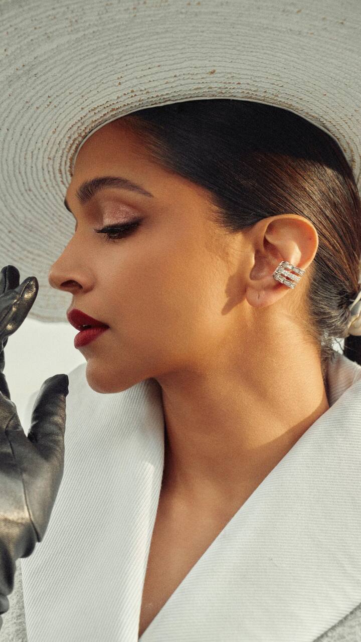 वहीं फैंस भी दीपिका की तारीफें करते नहीं थक रहे हैं. एक फैन ने कमेंट किया- 'पेरिस से रानी सा.' दूसरे फैन ने लिखा- 'दीपिका से अपनी आंखें नहीं हटा पा रही हूं.'