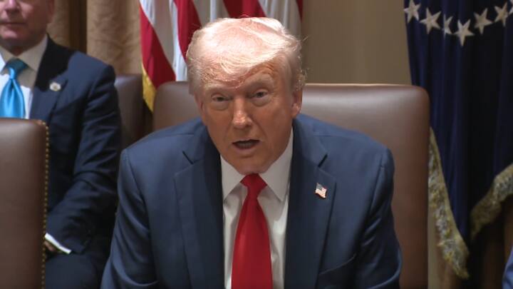 अमेरिका, मेक्सिको, और कनाडा के बीच व्यापारिक संबंधों में तनाव और टैरिफ के कारण विशेषज्ञों ने चिंता जताई है कि यह उत्तरी अमेरिकी अर्थव्यवस्था को मंदी की ओर धकेल सकता है. हालांकि, ट्रंप ने 2025 में मंदी की किसी भी भविष्यवाणी से इनकार किया, यह कहते हुए कि अभी संक्रमण का दौर चल रहा है.