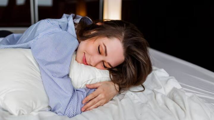 कई लोग कहते हैं कि इंसान के शरीर के लिए 6 घंटे की नींद लेना जरूरी है, तो किसी का मानना है कि 7 घंटे की नींद एक शरीर के लिए जरूरी होती है. हालांकि एक्सपर्ट्स का मानना है कि किसी भी इंसान के लिए रोजाना 7 से 8 घंटे की नींद की जरूरत होती है.