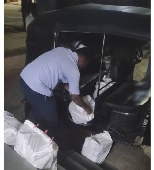 ही घटना ताजी असतानाच  सोलापूरच्या अक्कलकोटमध्ये  दहावी बोर्डाच्या गणिताच्या उत्तरपत्रिका चक्क रिक्षातून आणल्या गेल्याचा गंभीर आरोप करण्यात आलाय.