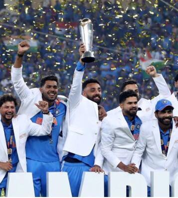 ਕਿਸੇ ਵੀ ਟੂਰਨਾਮੈਂਟ ਵਿੱਚ ਇਨਾਮੀ ਰਕਮ ਦੀ ਘੋਸ਼ਣਾ ICC ਵਲੋਂ ਕੀਤੀ ਜਾਂਦੀ ਹੈ। ਟੂਰਨਾਮੈਂਟ ਦੀ ਸ਼ੁਰੂਆਤ ਵਿੱਚ, ICC ਨੇ ਚੈਂਪਿਅਨਜ਼ ਟ੍ਰਾਫੀ ਲਈ ਕੁੱਲ 6.9 ਮਿਲੀਅਨ ਡਾਲਰ (ਲਗਭਗ 59 ਕਰੋੜ ਰੁਪਏ) ਦੀ ਇਨਾਮੀ ਰਕਮ ਦਾ ਐਲਾਨ ਕੀਤਾ ਸੀ, ਜੋ 2017 ਵਿੱਚ ਹੋਏ ਟੂਰਨਾਮੈਂਟ ਤੋਂ 53% ਜ਼ਿਆਦਾ ਹੈ। ਇਸ ਵਿੱਚ ਲਗਭਗ 20 ਕਰੋੜ ਰੁਪਏ ਭਾਰਤੀ ਟੀਮ ਨੂੰ ਮਿਲਣਗੇ, ਜਦਕਿ 9.72 ਕਰੋੜ ਰੁਪਏ ਉਪਵਿਜੇਤਾ ਨਿਊਜ਼ੀਲੈਂਡ ਨੂੰ ਮਿਲਣਗੇ।