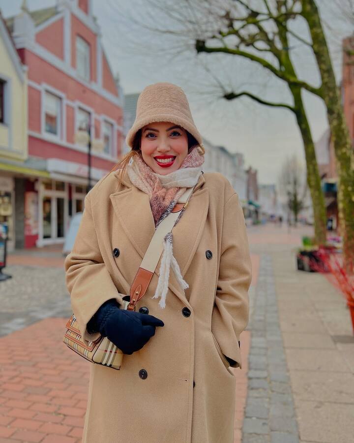 मुनमुन दत्ता – एक्ट्रेस मुनमुन शो में ‘बबीता जी’ का रोल निभाती हैं. जिनकी पॉपुलैरिटी बॉलीवुड स्टार्स से कम नहीं है. रिपोर्ट्स के अनुसार मुनमुन की नेटवर्थ करीब 30 करोड़ के आसपास की है.