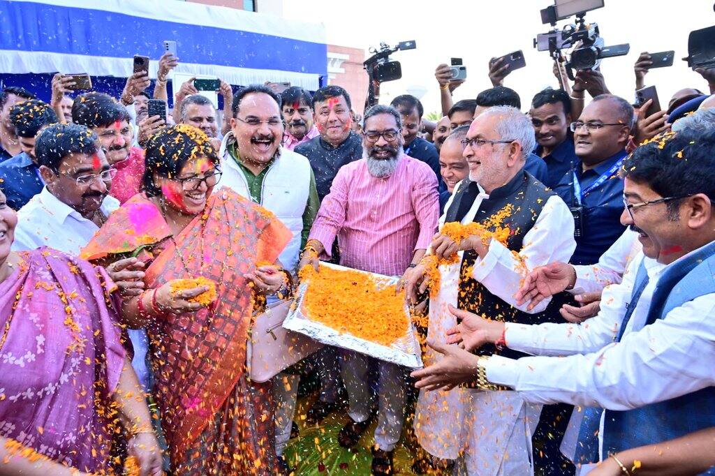 होली के रंग के आगे सियासी विरोध फीका, यूं मिले CM हेमंत सोरेन और बाबूलाल मरांडी