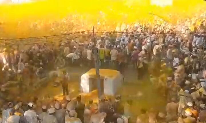 भंडाराच्या मुक्त उधळणीत एक प्रकारचा जल्लोष व घोषणांनी संपूर्ण परिसर दणाणून गेला होता.