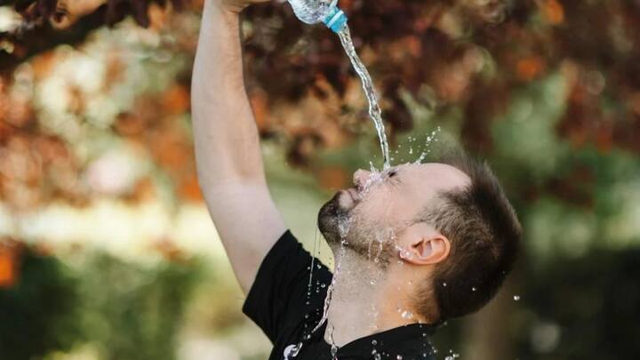 सबसे महंगा पानी मिलने वाले देशों की सूची में हांगकांग का भी नाम शामिल है. यहां एक बॉटल पानी 129 रुपये में मिलता है.