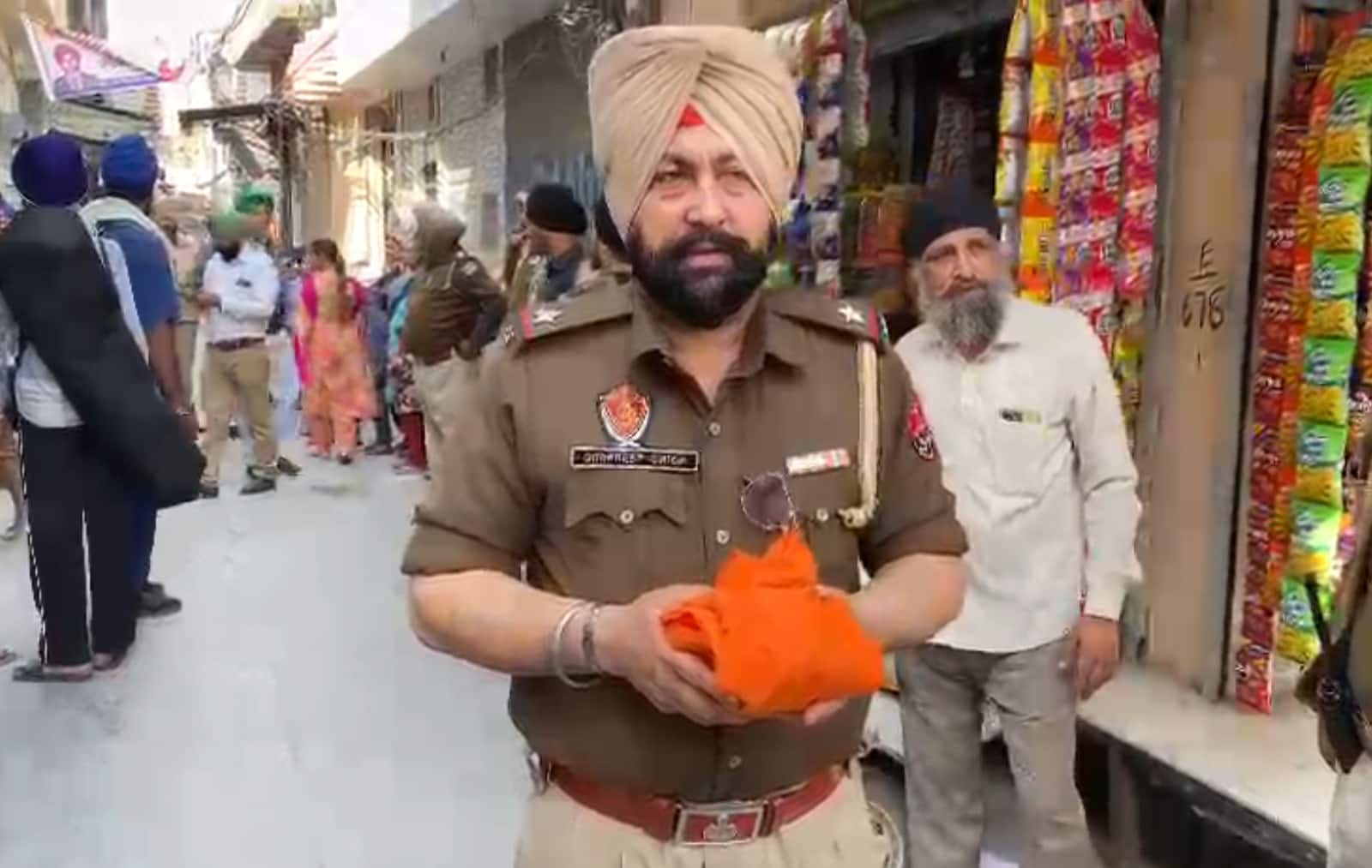 ਗੁਰਦੁਆਰਾ ਸਾਹਿਬ ਨੇੜੇ ਵਾਪਰੀ ਬੇਅਦਬੀ ਦੀ ਘਟਨਾ, ਕੂੜੇ ਦੇ ਢੇਰ 'ਚੋਂ ਮਿਲੇ ਗੁਟਕਾ ਸਾਹਿਬ ਦੇ ਅੱਧ ਸੜੇ ਅੰਗ