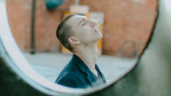 लेकिन क्या आपको पता है कि सिगरेट की उत्पत्ति कैसे हुई थी. टोबैको इन हिस्ट्री किताब के लेखक जॉर्डन गुडमैन का मानना है कि वो किसी ऐसे शख्स का नाम लेने से बचेंगे, लेकिन अमेरिका के जेम्स बुकानन ड्यूक को सिगरेट का जन्मदाता माना जाता है.