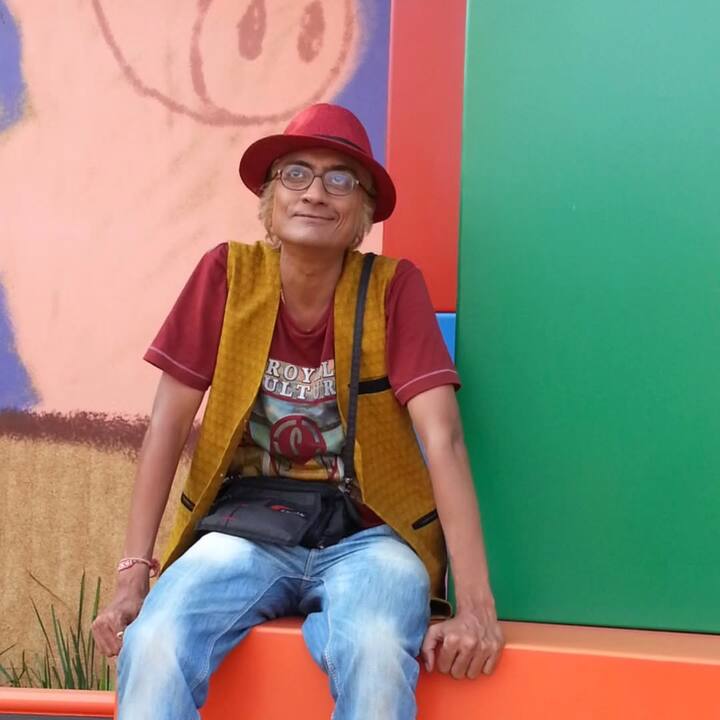 श्याम पाठक - शो में पोपटलाल का रोल निभाने वाले एक्ट श्याम पाठक भी फैंस के बीच काफी फेमस है. रिपोर्ट्स के अनुसार उनकी कुल संपत्ति लगभग 1 करोड़ रुपए के करीब बताई जाती है.
