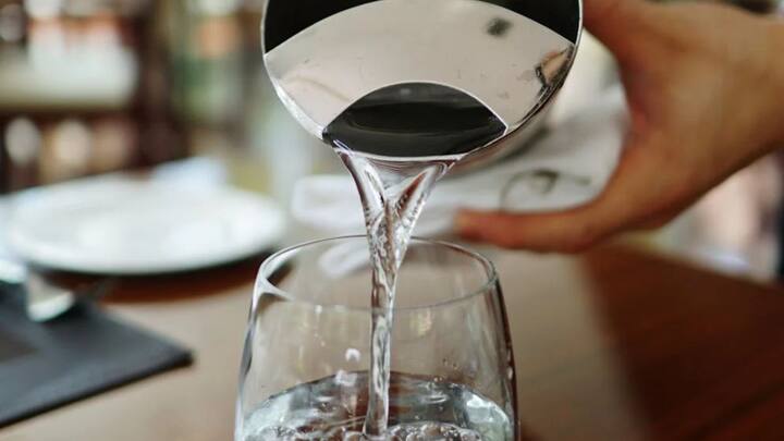 फिनलैंड की बात करें तो यहां पानी एक बॉटल की कॉस्ट 137 रुपये है, वहीं आईलैंड में बोतलबंद पानी 135 रुपये में मिलता है.