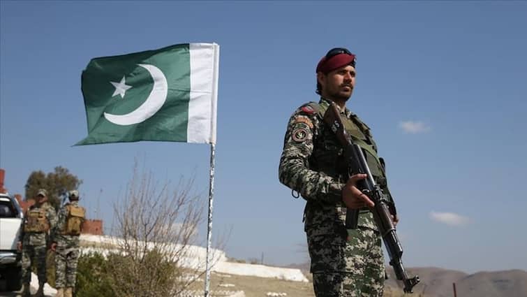 Pakistan Army Power Position: कितनी कमजोर है पाकिस्तान की सेना, दुनिया की सबसे कमजोर सेनाओं में कितने मिलते हैं नंबर? Bla hijacks jaffar express train in Pakistan army power position in world ranking global firepower index Pakistan Army Power Position: कितनी कमजोर है पाकिस्तान की सेना, दुनिया की सबसे कमजोर सेनाओं में कितने मिलते हैं नंबर?