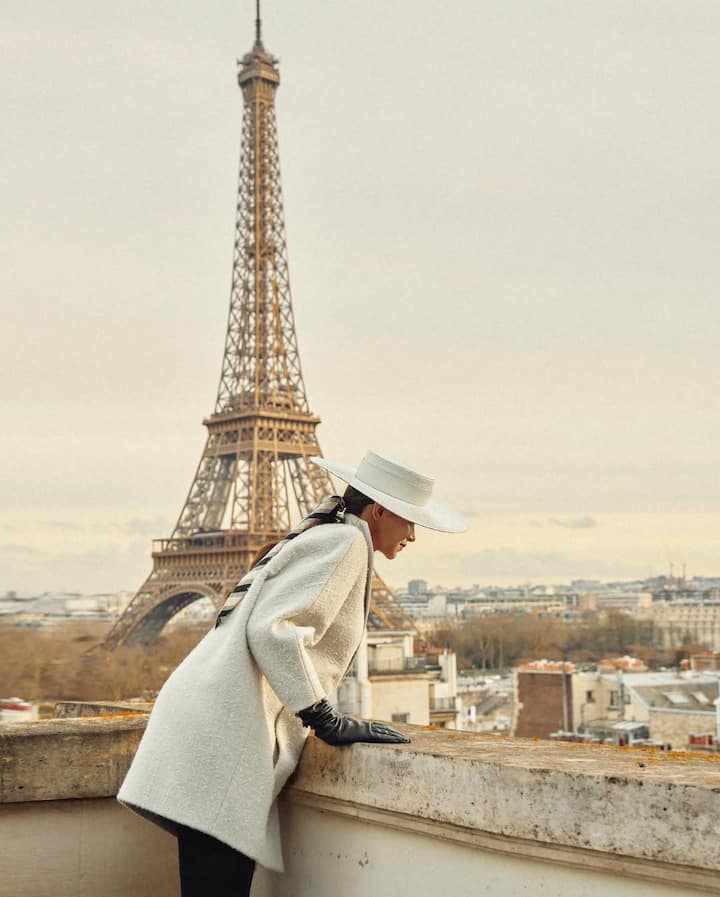 इस दौरान दीपिका ने अपने हेयरस्टाइल को ब्रेडेड चोटी में सेट किया. तस्वीरों में वे एफिल टावर के सामने पोज देती दिखीं.