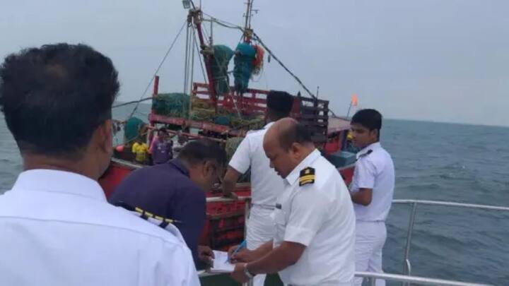 नाव चलाने के लिए लाइसेंस इनलैंड वाटर ट्रांसपोर्ट (IWT) अथॉरिटी या संबंधित राज्य समुद्री विभाग की ओर से जारी किया जाता है. इसके लिए कुछ पात्रताएं तय की गई होती हैं. उन्हें पूरा करने वालों को पूरी पक्रिया के बाद लाइसेंस जारी किया जाता है.