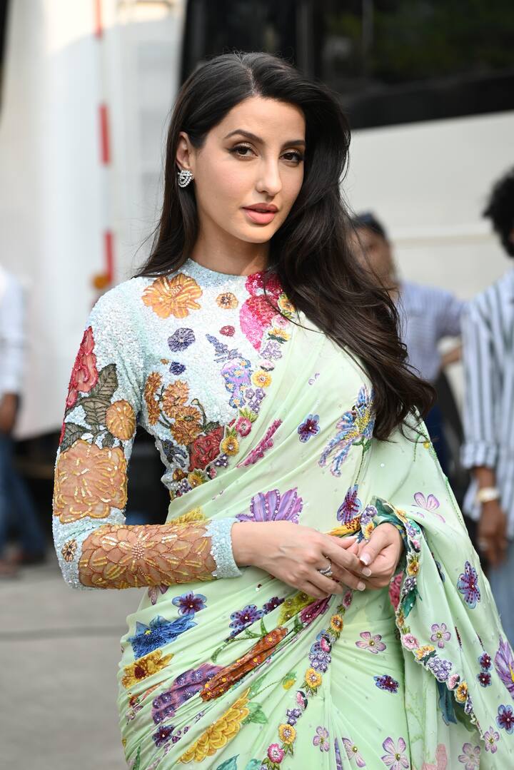 वहीं एक्ट्रेस नोरा फतेही भी एक शूटिंग पर स्पॉट हुई. जहां एक्ट्रेस फ्लोरल साड़ी में कहर ढहाती हुई नजर आई.