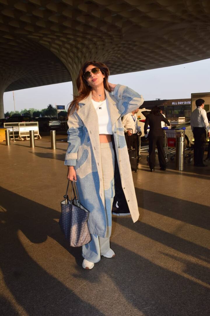 एक्ट्रेस ने मिनिमल मेकअप किया था और आंखों पर काला चश्मा लगाया हुआ था. इस लुक में एक्ट्रेस काफी हसीन लग रही थीं.