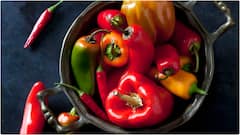 Foods You Should Never Eat Raw : ఈ ఫుడ్స్ పచ్చిగా తింటున్నారా? అయితే జాగ్రత్త.. బీట్ రూట్, క్యాప్సికమ్​తో పాటు మరెన్నో