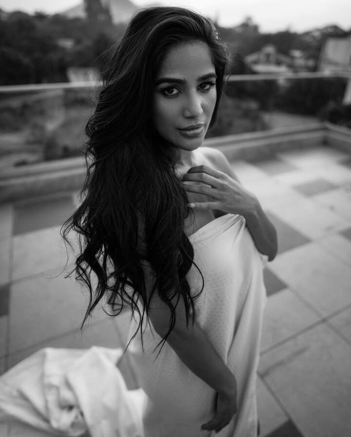 तिच्या कमाईबाबत बोलायचं झालं तर सोशल मीडियाच्या माध्यमातून ती पैसे कमवते. सोबतच ती मॉडेलिंग कॉन्ट्रॅक्ट्स, फोटोशूट्स यांच्या माध्यमातूनही कमाई करते.