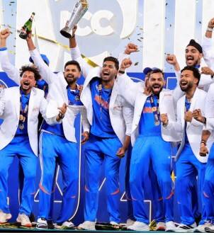 ਚੈਂਪੀਅਨਜ਼ ਟ੍ਰਾਫੀ ਜਿੱਤਣ ਤੋਂ ਬਾਅਦ ਭਾਰਤੀ ਟੀਮ ‘ਤੇ ਪੈਸਿਆਂ ਦੀ ਵੀ ਬਰਸਾਤ ਹੋਈ। ਦੱਸ ਦਈਏ ਕਿ ICC ਵਲੋਂ ਫਾਈਨਲ ਮੈਚ ਜਿੱਤਣ ਵਾਲੀ ਭਾਰਤੀ ਟੀਮ ਨੂੰ ਲਗਭਗ 20 ਕਰੋੜ ਰੁਪਏ ਦੀ ਇਨਾਮੀ ਰਕਮ ਮਿਲੇਗੀ। ਉਥੇ ਹੀ, ਉਪਵਿਜੇਤਾ ਰਹੀ ਨਿਊਜ਼ੀਲੈਂਡ ਦੀ ਟੀਮ ਨੂੰ 1.12 ਮਿਲੀਅਨ ਡਾਲਰ, ਯਾਨੀ ਲਗਭਗ 9.72 ਕਰੋੜ ਰੁਪਏ ਮਿਲਣਗੇ।