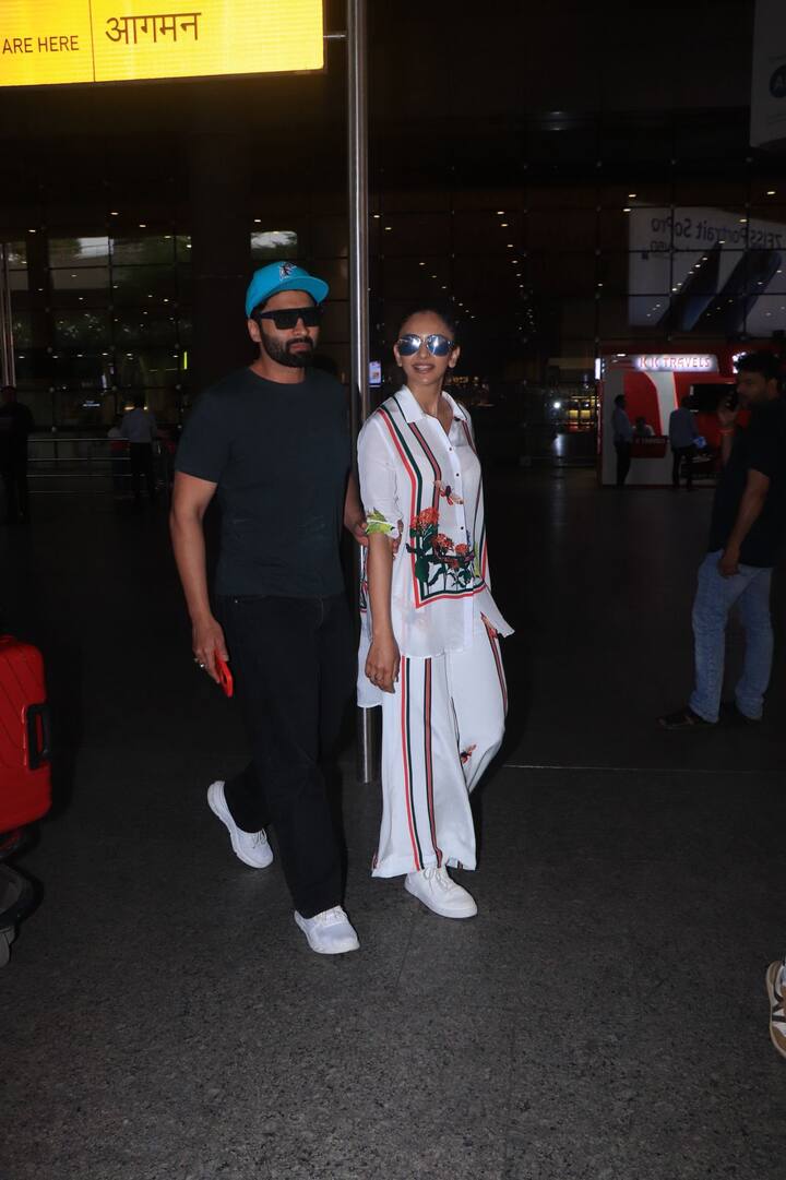 बॉलीवुड के लवबर्ड जैकी भगनानी और रकुल प्रीत सिंह को आज मुंबई एयरपोर्ट पर स्पॉट किया गया. जहां दोनों कूल लुक में दिखे.