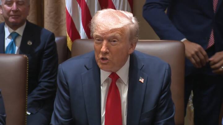 ट्रंप से उनके प्रशासन की योजना के बारे में पूछा गया कि क्या वे संघीय सरकार के आकार को छोटा करने पर काम कर रहे हैं, तो उन्होंने कहा कि वे रक्षा खर्च में कटौती करना पसंद करेंगे, लेकिन