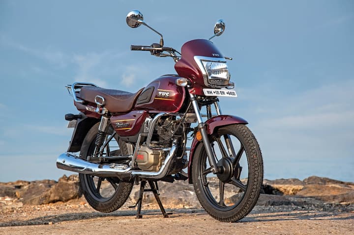 ਟੀਵੀਐਸ ਰੇਡੀਓਨ ਕੀਮਤ: 59,880 ਰੁਪਏ ਤੋਂ ਸ਼ੁਰੂ ਜੇਕਰ ਤੁਸੀਂ ਛੋਟੇ ਕਸਬਿਆਂ ਜਾਂ ਪਿੰਡਾਂ ਵਿੱਚ ਰਹਿੰਦੇ ਹੋ ਤਾਂ TVS Radeon ਤੁਹਾਡੇ ਲਈ ਇੱਕ ਚੰਗੀ ਬਾਈਕ ਹੈ। ਇਸ ਬਾਈਕ ਦਾ ਸਧਾਰਨ ਡਿਜ਼ਾਈਨ ਤੁਹਾਨੂੰ ਬੋਰ ਨਹੀਂ ਹੋਣ ਦੇਵੇਗਾ। ਇਸ ਵਿੱਚ ਵਿਸ਼ੇਸ਼ਤਾਵਾਂ ਵੀ ਬਹੁਤ ਵਧੀਆ ਹਨ। ਇਸਦੀ ਸੀਟ ਆਰਾਮਦਾਇਕ ਹੈ। ਇਸਦਾ ਸਸਪੈਂਸ਼ਨ ਖਰਾਬ ਸੜਕਾਂ 'ਤੇ ਬਿਹਤਰ ਕੰਮ ਕਰਦਾ ਹੈ। ਮਾੜੀਆਂ ਸੜਕਾਂ 'ਤੇ ਸਵਾਰ ਨੂੰ ਆਰਾਮ ਮਿਲਦਾ ਹੈ। ਇਹ ਬਾਈਕ 110cc ਇੰਜਣ ਨਾਲ ਲੈਸ ਹੈ ਜੋ 8.08bhp ਦੀ ਪਾਵਰ ਅਤੇ 8.7Nm ਦਾ ਟਾਰਕ ਜਨਰੇਟ ਕਰਦਾ ਹੈ।