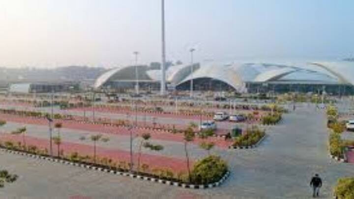 नाव चलाने का लाइसेंस लेने के लिए सभी दस्तावेजों के साथ अपने राज्य के इनलैंड वाटर ट्रांसपोर्ट (IWT) विभाग या पोर्ट अथॉरिटी ऑफिस में जाना होगा. इसके बाद दस्तावेज़ जमा कर आवेदन फीस जमा करनी होगी. इसके बाद ट्रेनिंग होगी और फिर 15-20 दिन में लाइसेंस जारी कर दिया जाएगा.